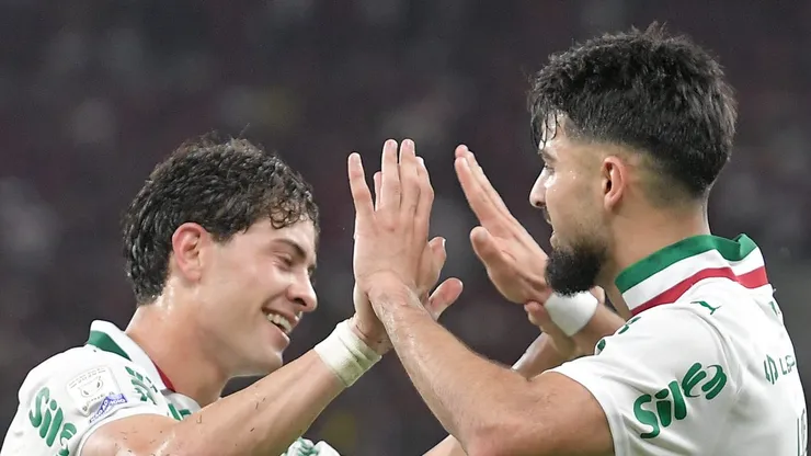 Flaco Lopez jogador do Palmeiras comemora seu gol com Giay jogador da sua equipe durante partida contra o Flamengo no estadio Maracana pelo campeonato Brasileiro A 2026. Foto: Thiago Ribeiro/AGIF