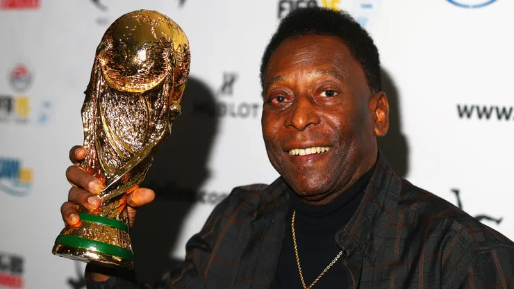 Pelé segurando uma réplica da taça da Copa do Mundo durante uma coletiva de imprensa no The Peninsula. (Photo by Robert Cianflone/Getty Images)