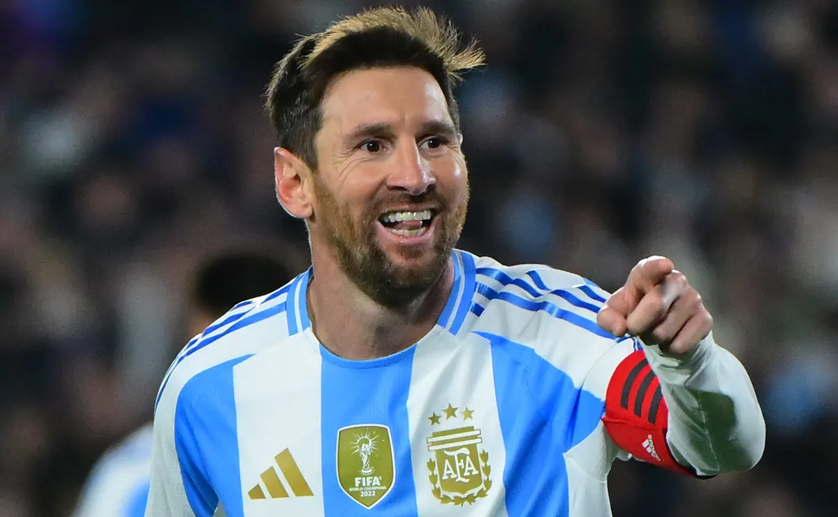 Messi marca gol em segundo toque após entrar em campo em Argentina x Islândia