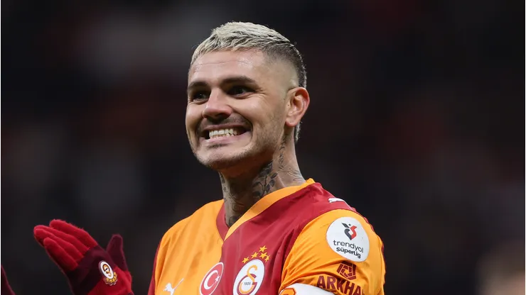 Mauro Icardi com a camisa do Galatasaray - Foto: Ahmad Mora/Getty Images