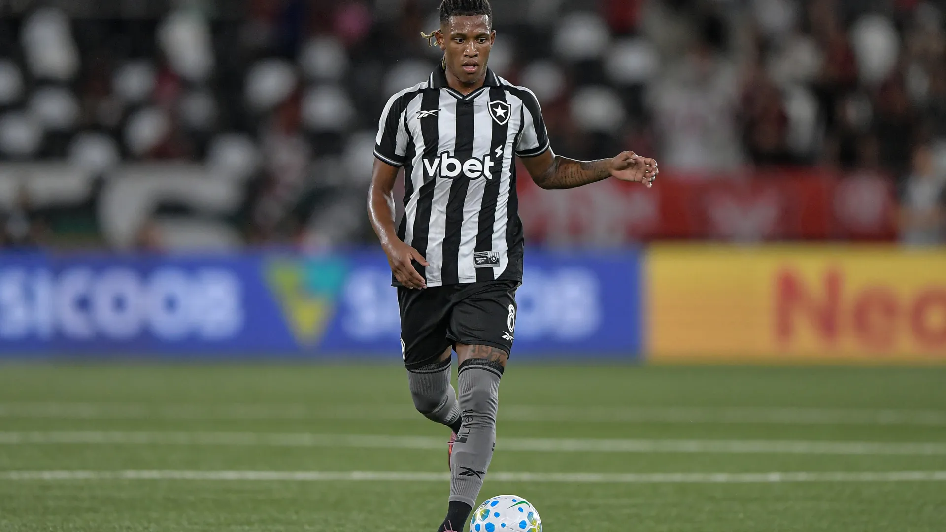 Danilo em ação pelo Botafogo – Foto: Thiago Ribeiro/AGIF
