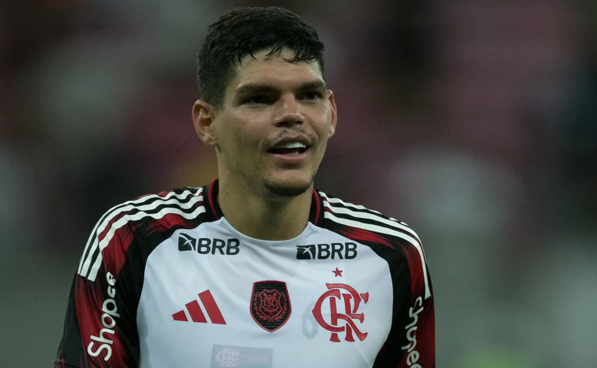Cobiçado pelo Santos, Ayrton Lucas supera Escobar em assistências na atual temporada