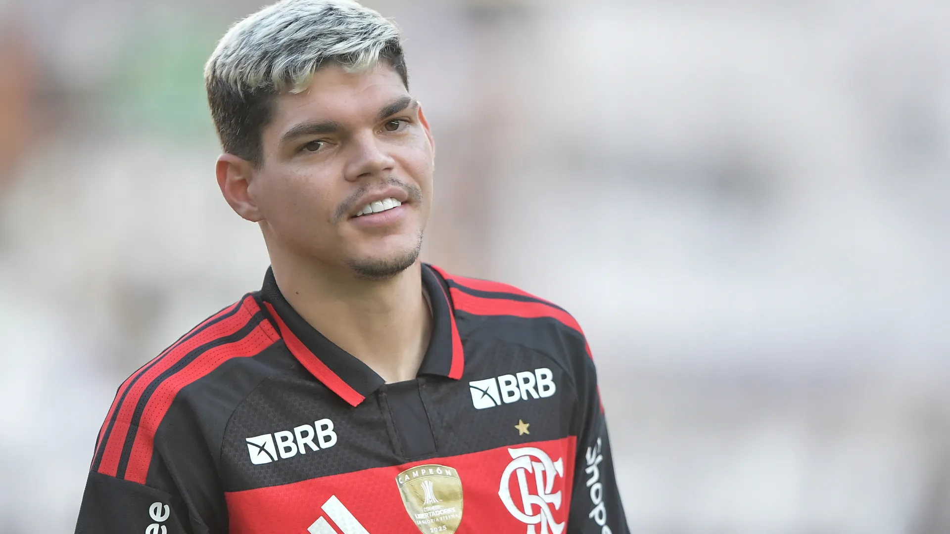 Ayrton Lucas pode fechar com o Santos na próxima janela – Foto: Thiago Ribeiro/AGIF