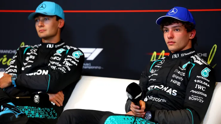 Kimi Antonelli (D) falou de rivalidade com Russell (E)