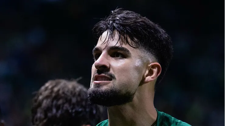 López em campo pelo Verdão durante jogo da Libertadores.