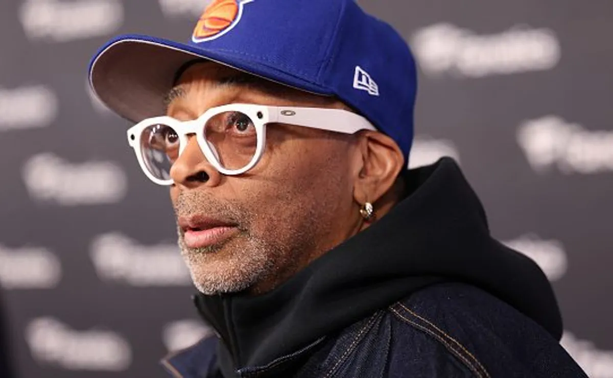 Spike Lee marca presença em treinamento da Seleção Brasileira e exalta Neymar: “É o meu cara”