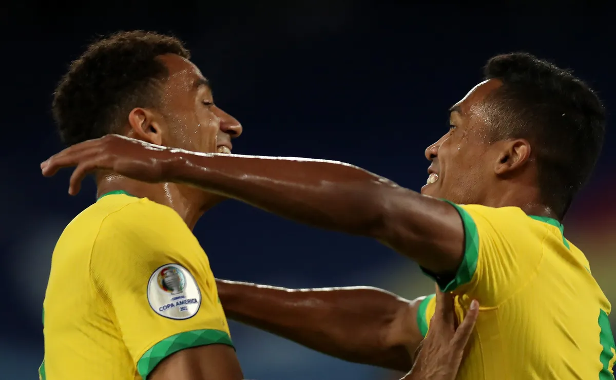 Danilo e Alex Sandro, do Flamengo, ganham as vagas nas laterais para a estreia da Copa