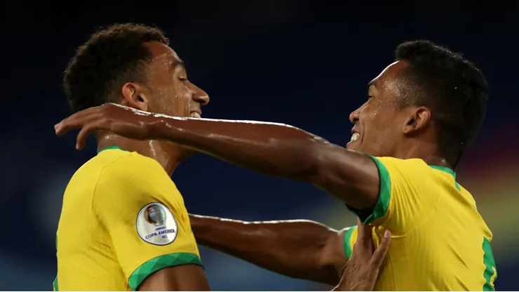 Danilo ao lado de Alex Sandro comemorando gol pelo Brasil.