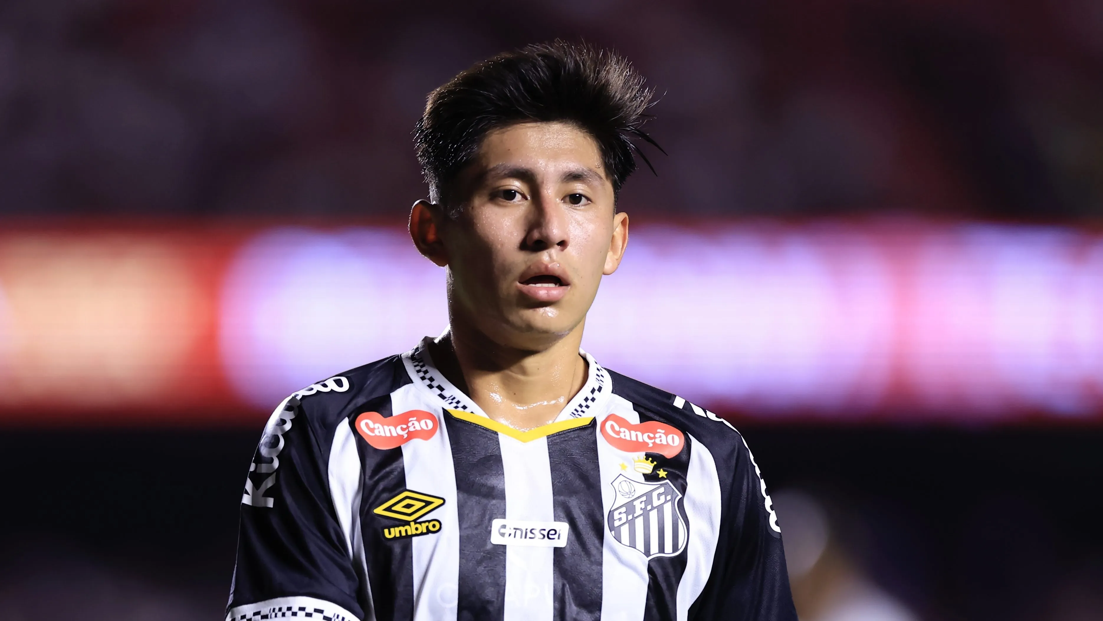 Miguelito em campo pelo Santos. Foto: Marcello Zambrana/AGIF