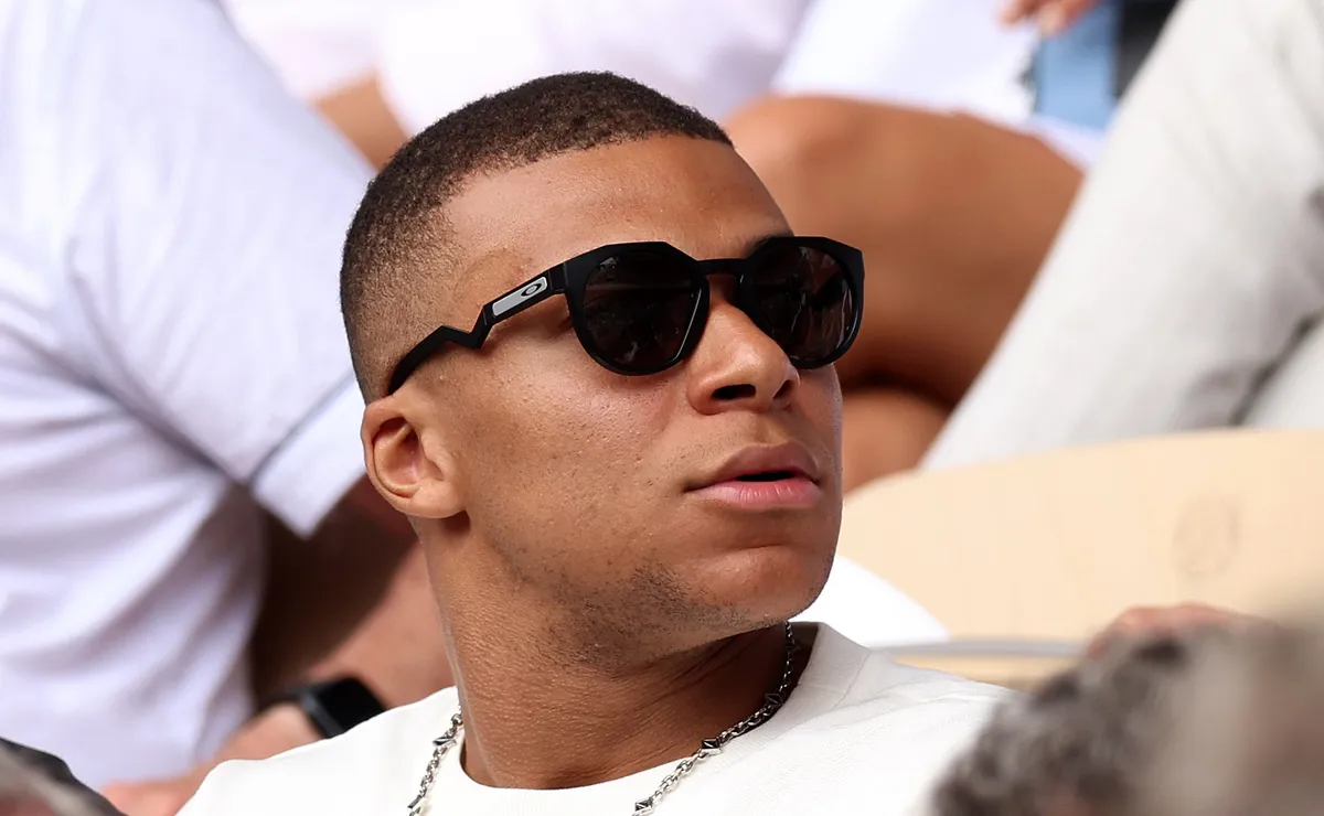 Mbappé abandona concentração e ‘escapa’ com namorada às vésperas da Copa, diz jornal