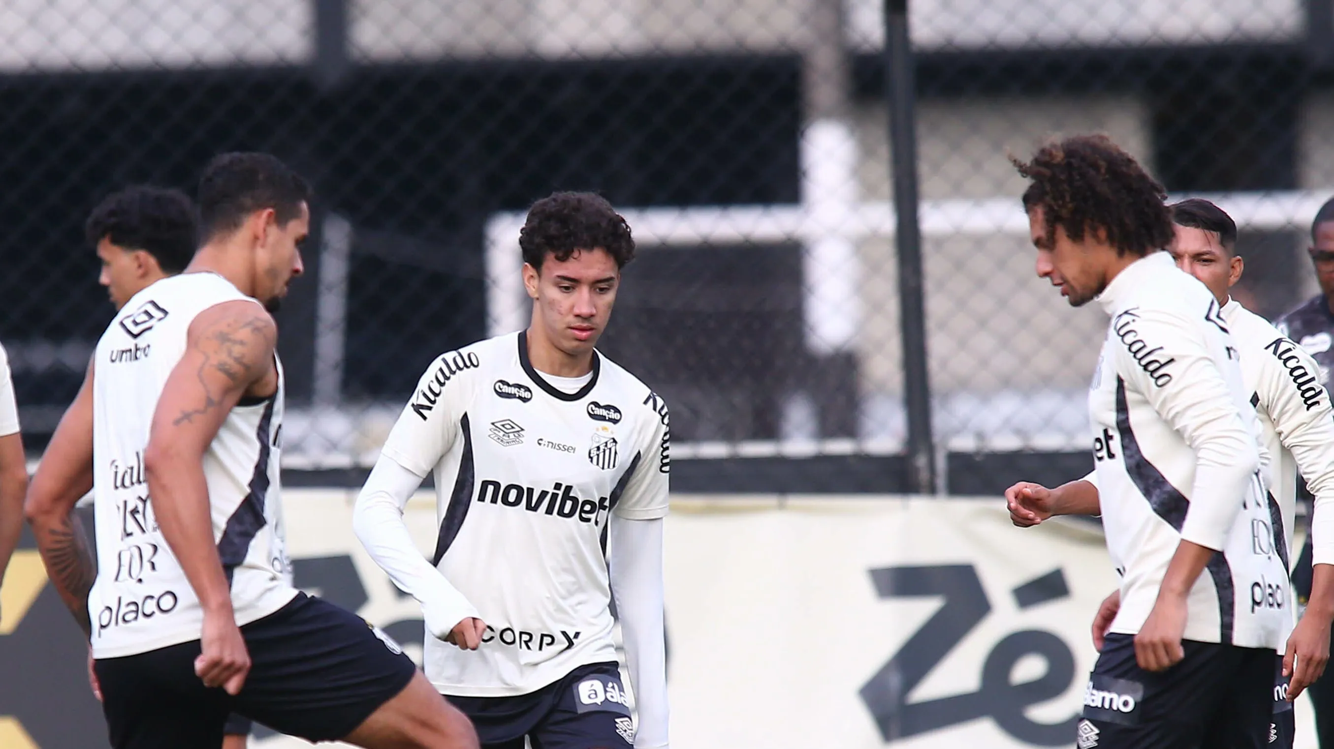 Foto: Mauricio De Souza/AGIF – Gabriel B. ao lado de Arão e Veríssimo em treino do Santos.