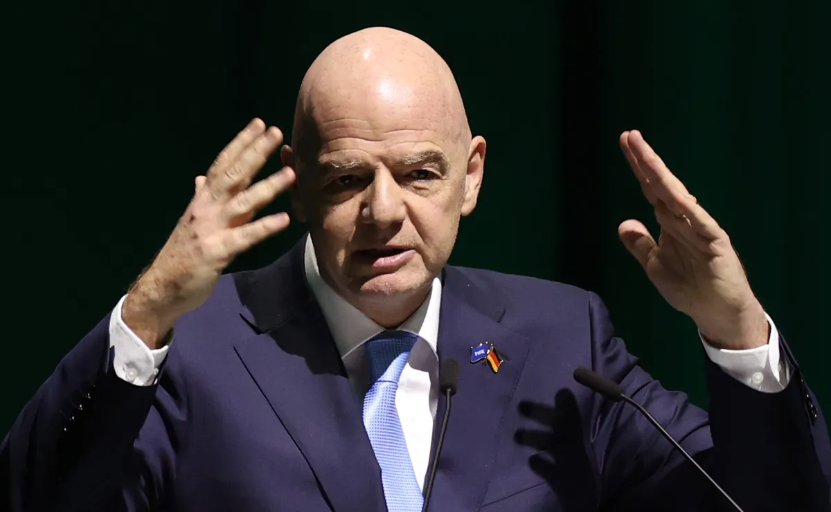 Infantino lamenta veto a árbitro da Copa nos EUA e defende FIFA: “Às vezes, o melhor é relaxar”
