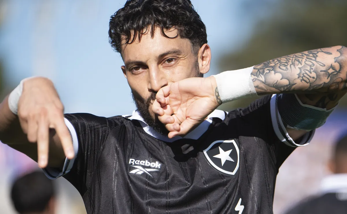 Botafogo quer renovar com Alex Telles e planeja nova reunião após recesso
