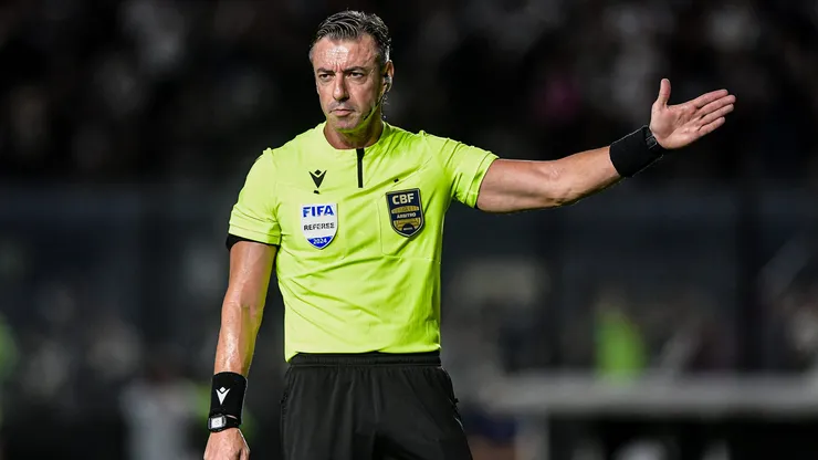 RJ - RIO DE JANEIRO - 28/10/2024 - BRASILEIRO A 2024, VASCO X BAHIA - O arbitro Raphael Klaus durante partida entre Vasco e Bahia no estadio Sao Januario pelo campeonato Brasileiro A 2024. Foto: Thiago Ribeiro/AGIF