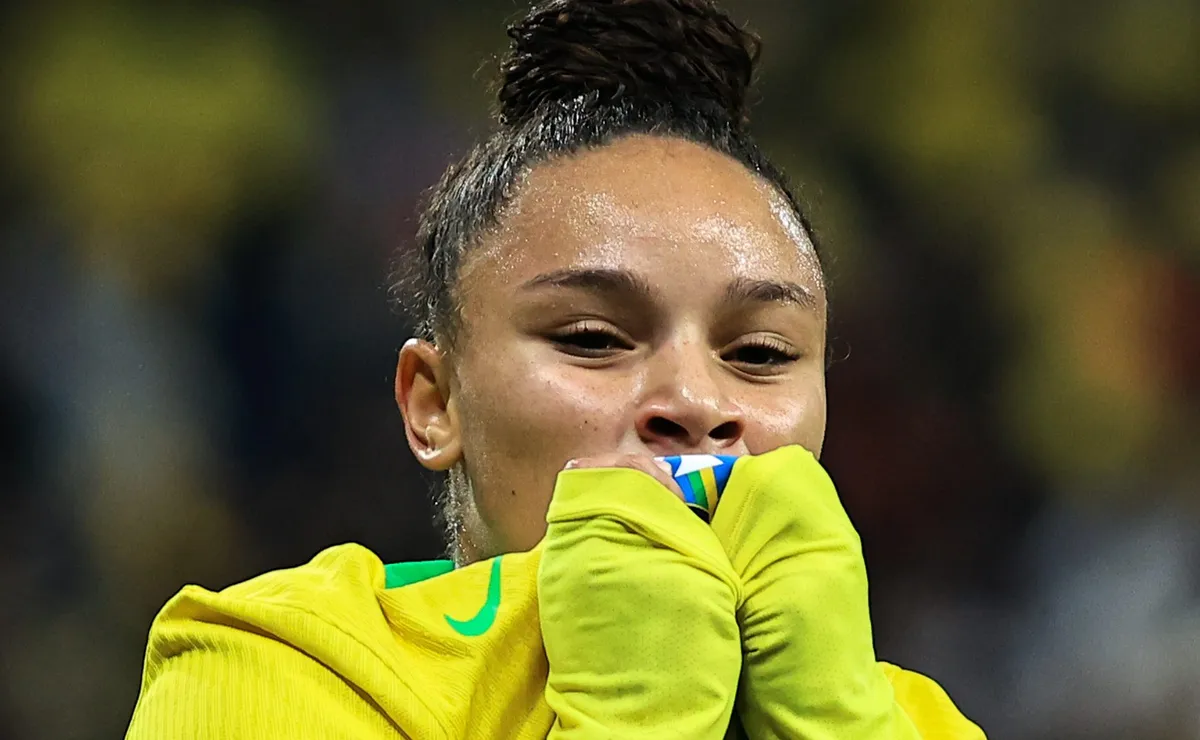 Dudinha deixa amistoso contra os Estados Unidos com dores no joelho e preocupa a Seleção Brasileira