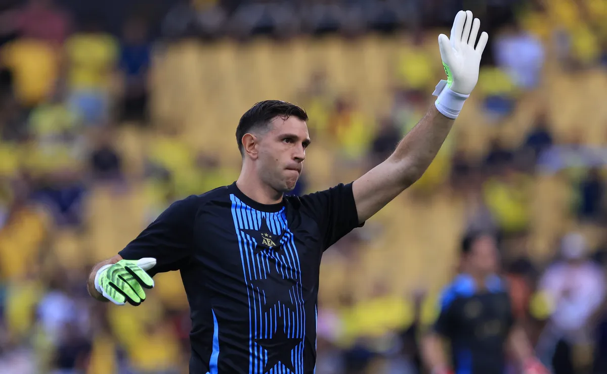 Dibu Martínez prevê final entre Argentina e Brasil na Copa do Mundo e brinca: “Nos pênaltis”