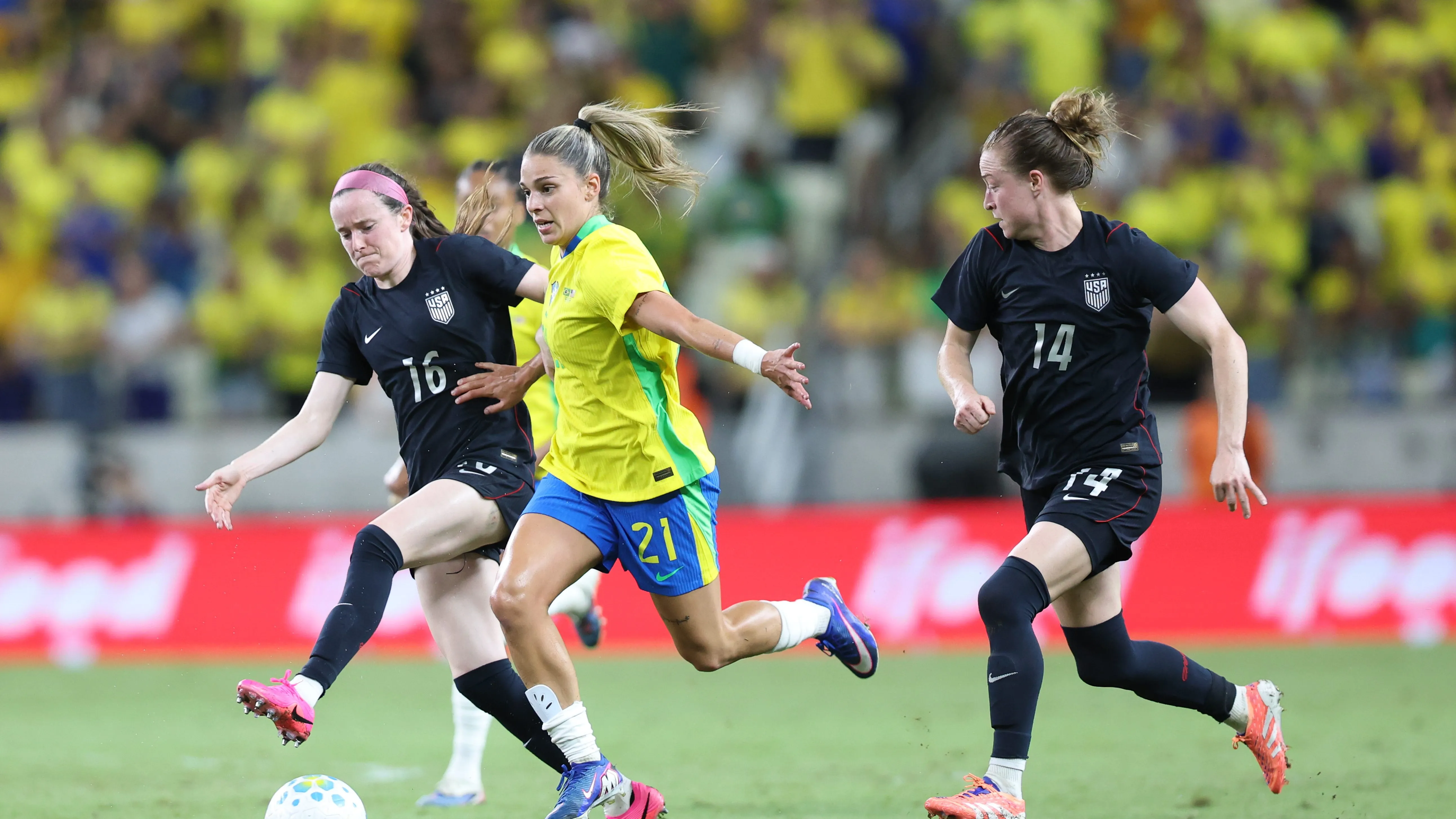 Gio Garbelini em dividida com jogadoras da Seleção dos EUA