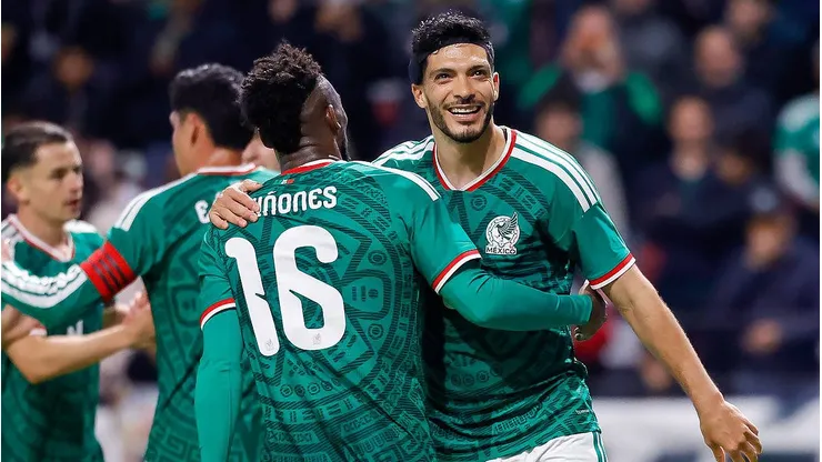 Jiménez (de frente) é a referência e esperança mexicana de gol na estreia da Copa contra a África do Sul