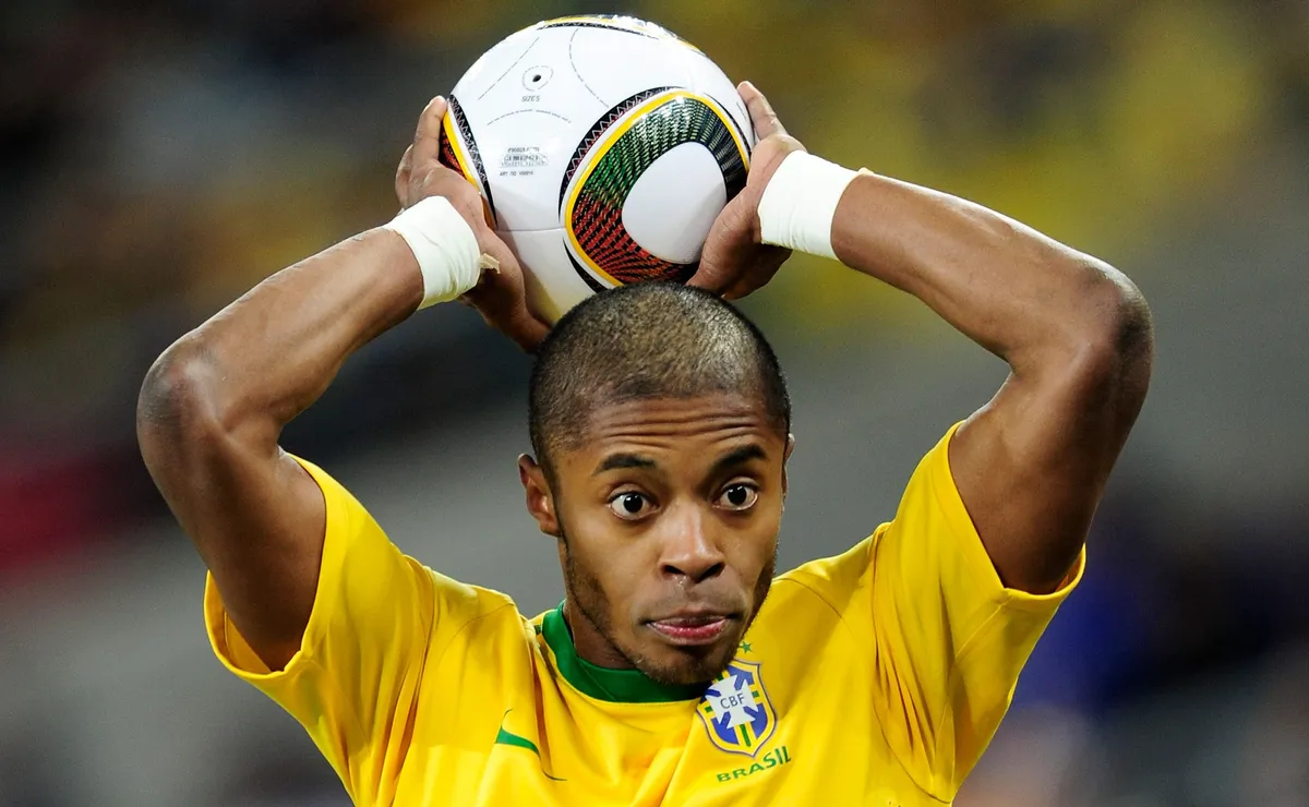 Michel Bastos aponta fragilidade da Seleção Brasileira e acredita na classificação na Copa do Mundo