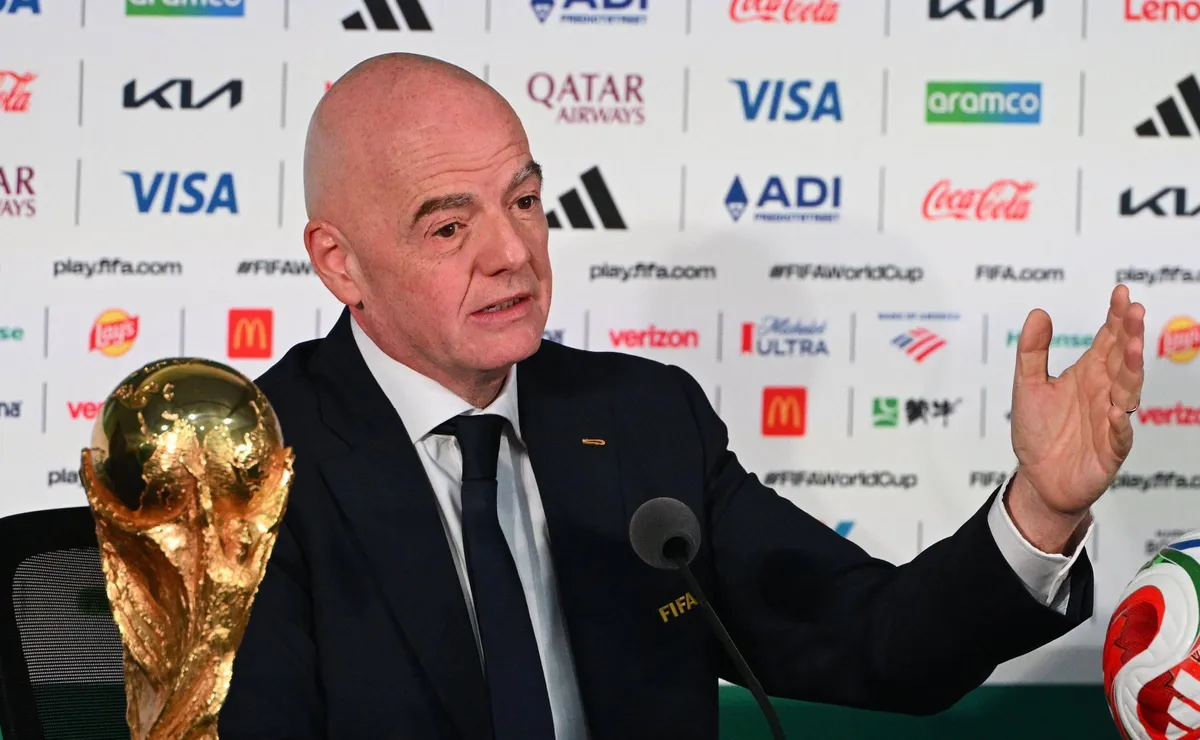 Torcida iraniana exige que a FIFA exclua a seleção de seu país e protesta nos Estados Unidos