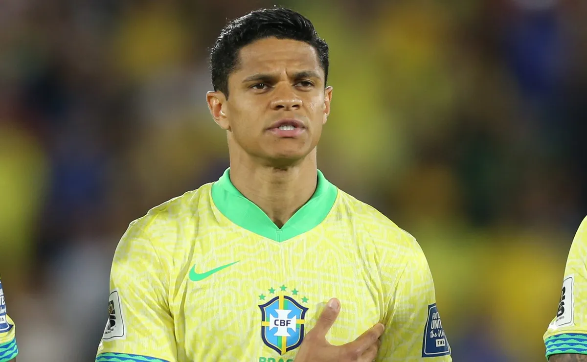Carlo Ancelotti tem dúvida sobre Douglas Santos ou Alex Sandro entre os titulares da Seleção Brasileira