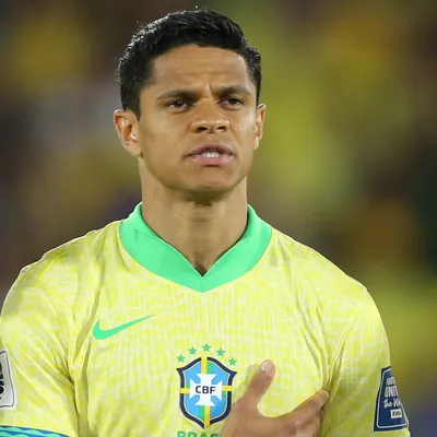 Ancelotti tem dúvida sobre Douglas Santos ou Alex Sandro na Seleção