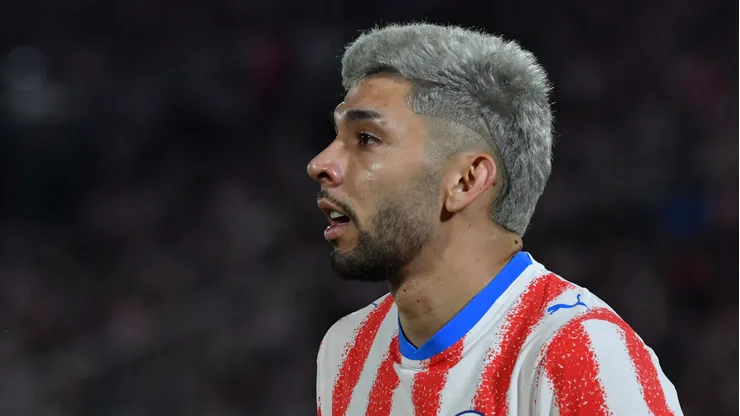 Enciso em ação com a camisa do Paraguai.