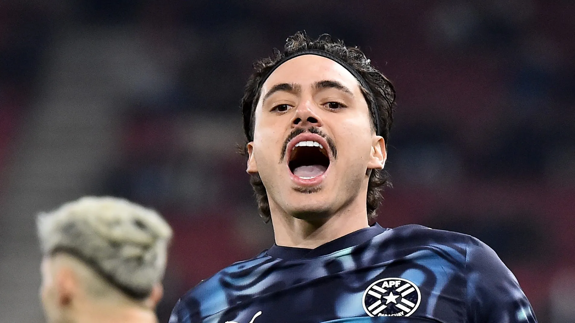 Foto: Milos Bicanski/Getty Images – Maurício em campo pela seleção paraguaia.