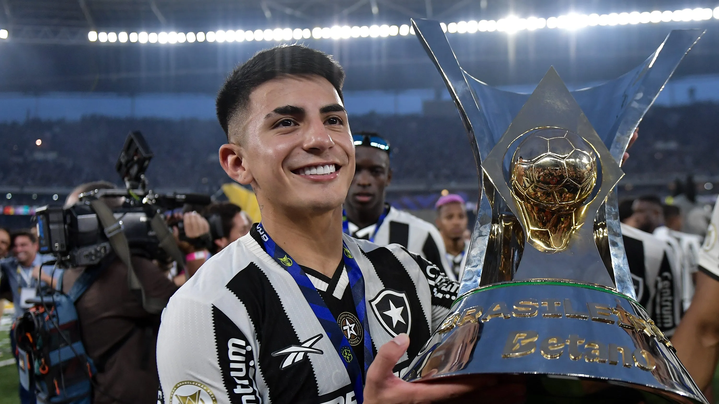 Almada jogador do Botafogo levanta a taça de campeao durante cerimonia de premiacao ao final da partida contra o Sao Paulo no estadio Engenhao pela decisao do campeonato Brasileiro A 2024. Foto: Thiago Ribeiro/AGIF