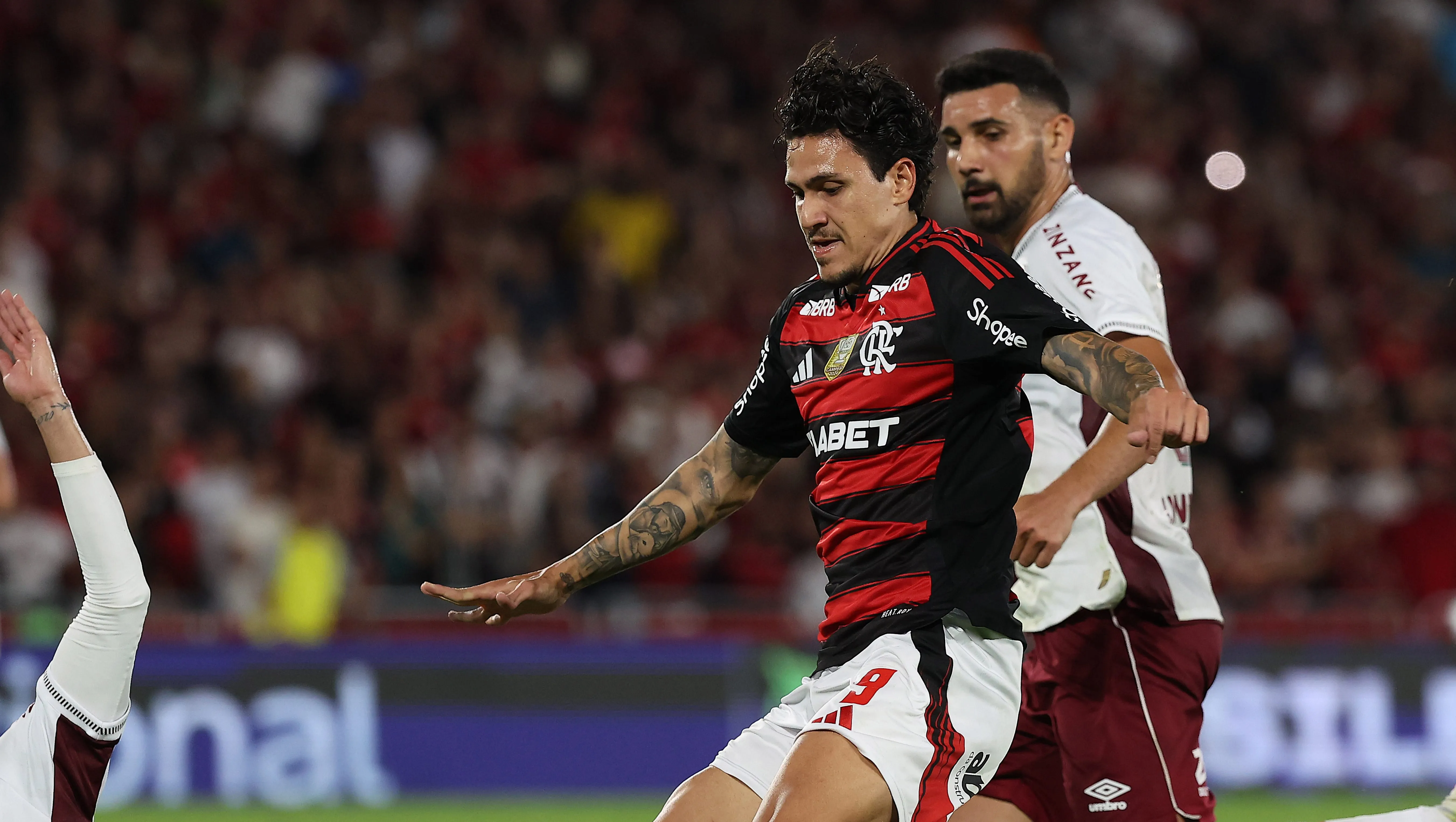 Foto: Wagner Meier/Getty Images – Camisa 9 do Flamengo em ação durante clássico contra o Fluminense.