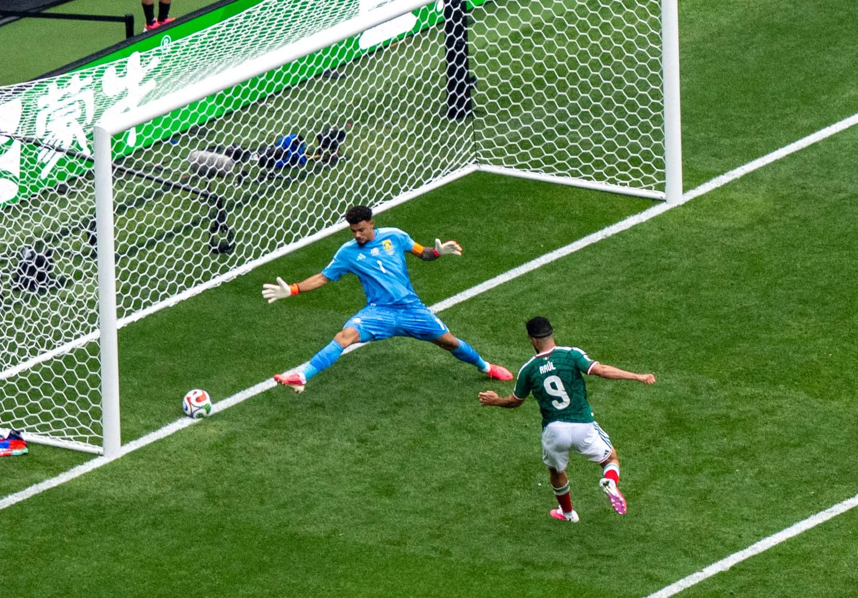Raúl Jiménez sobe sozinho para marcar o segundo gol de vitória mexicano em estreia na Copa – Foto: IMAGO / Matthias Koch