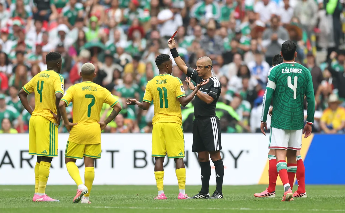 Wilton Pereira Sampaio protagoniza momento na Copa do Mundo e expulsa três jogadores da África do Sul
