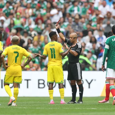Wilton Pereira Sampaio expulsa três jogadores na estreia