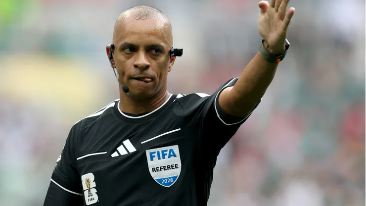 Árbitro brasileiro virou assunto na web - Foto: Carl Recine/Getty Images.