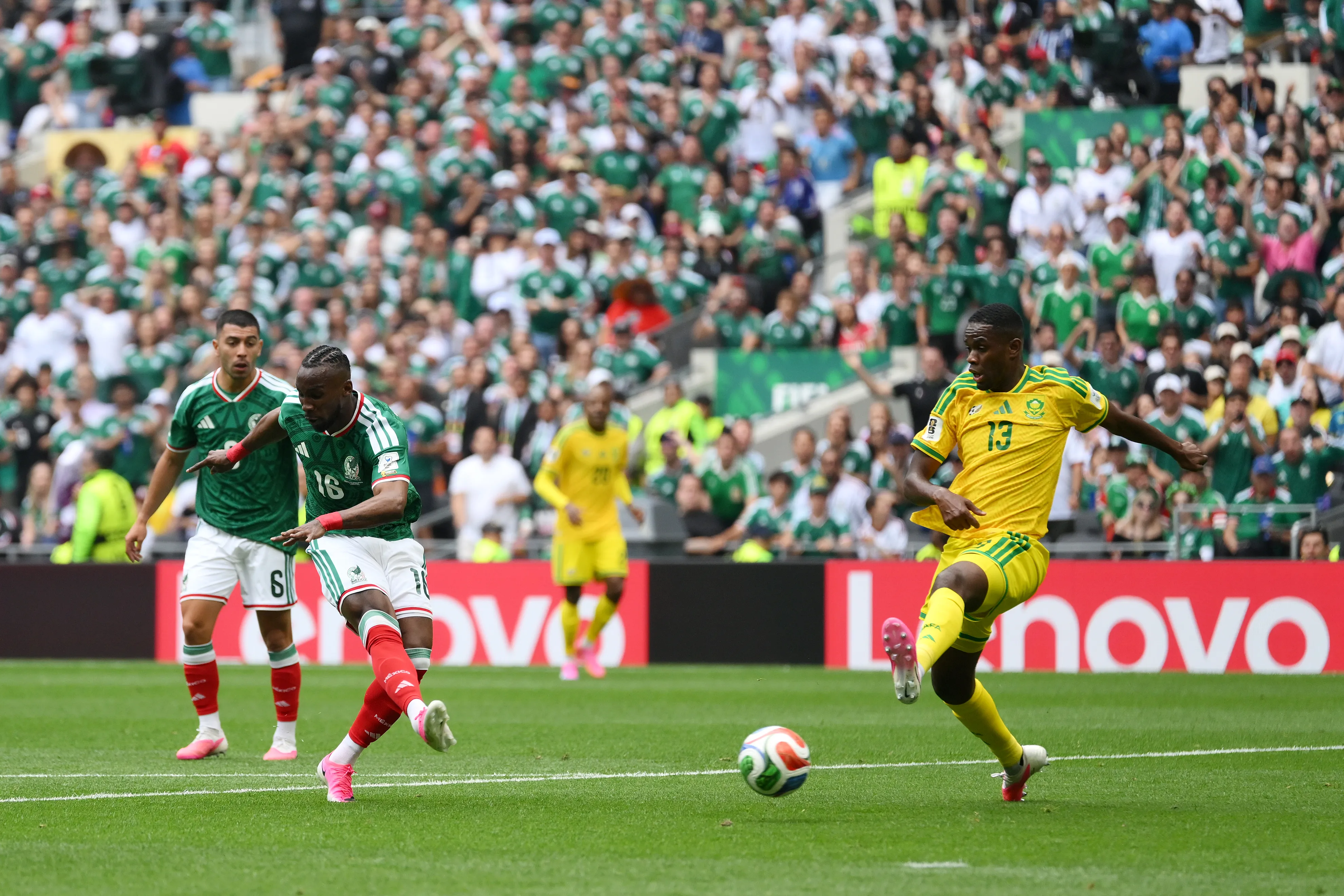 Quiñones brilhou em vitória contra a África do Sul e é uma das armas de Javier Aguirre no Mundial – Foto: David Ramos/Getty Images