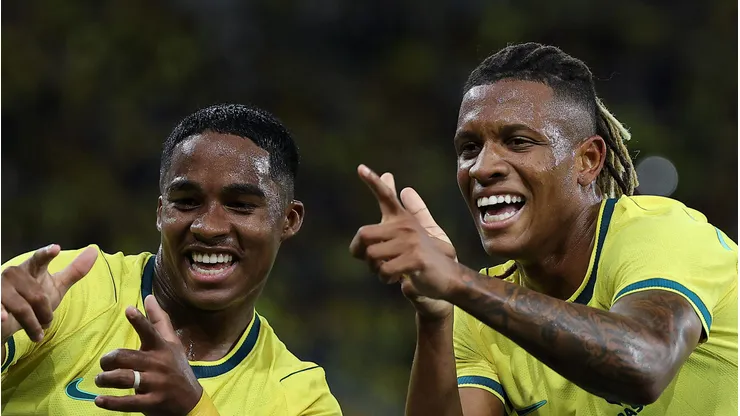 Danilo e Endrick comemorando gol do Brasil.