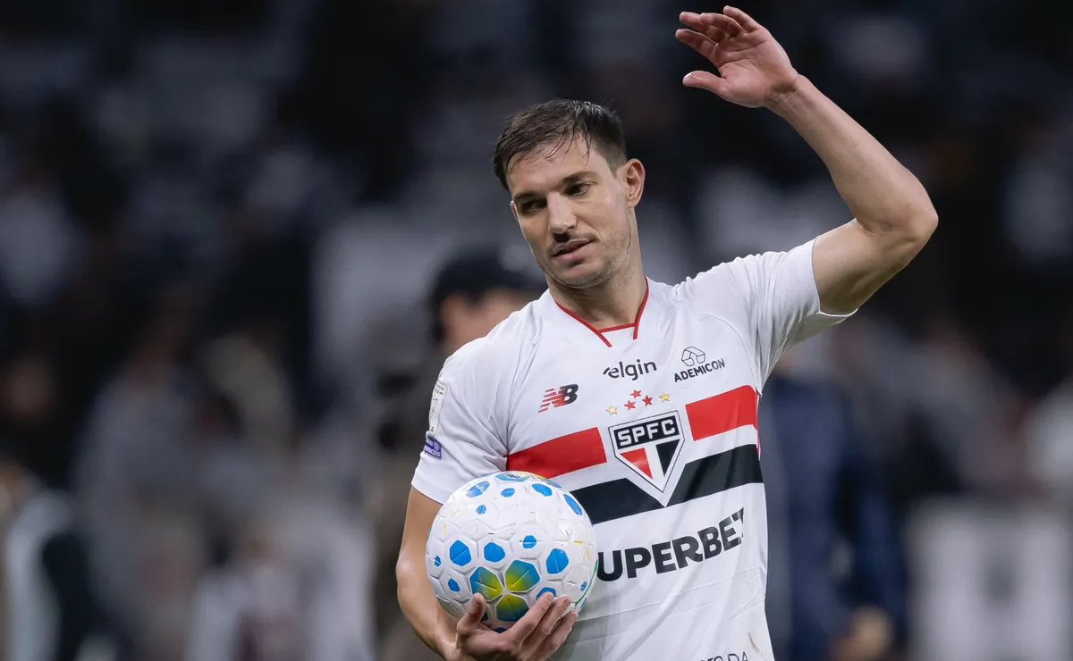 São Paulo está aberto a ouvir propostas por Cédric Soares, que perdeu espaço entre os titulares