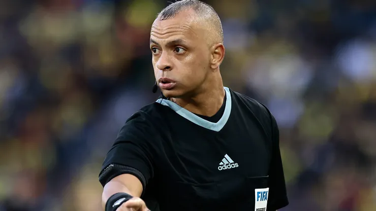 Árbitro virou assunto nas redes - Foto: Franklin Jacome/Getty Images.