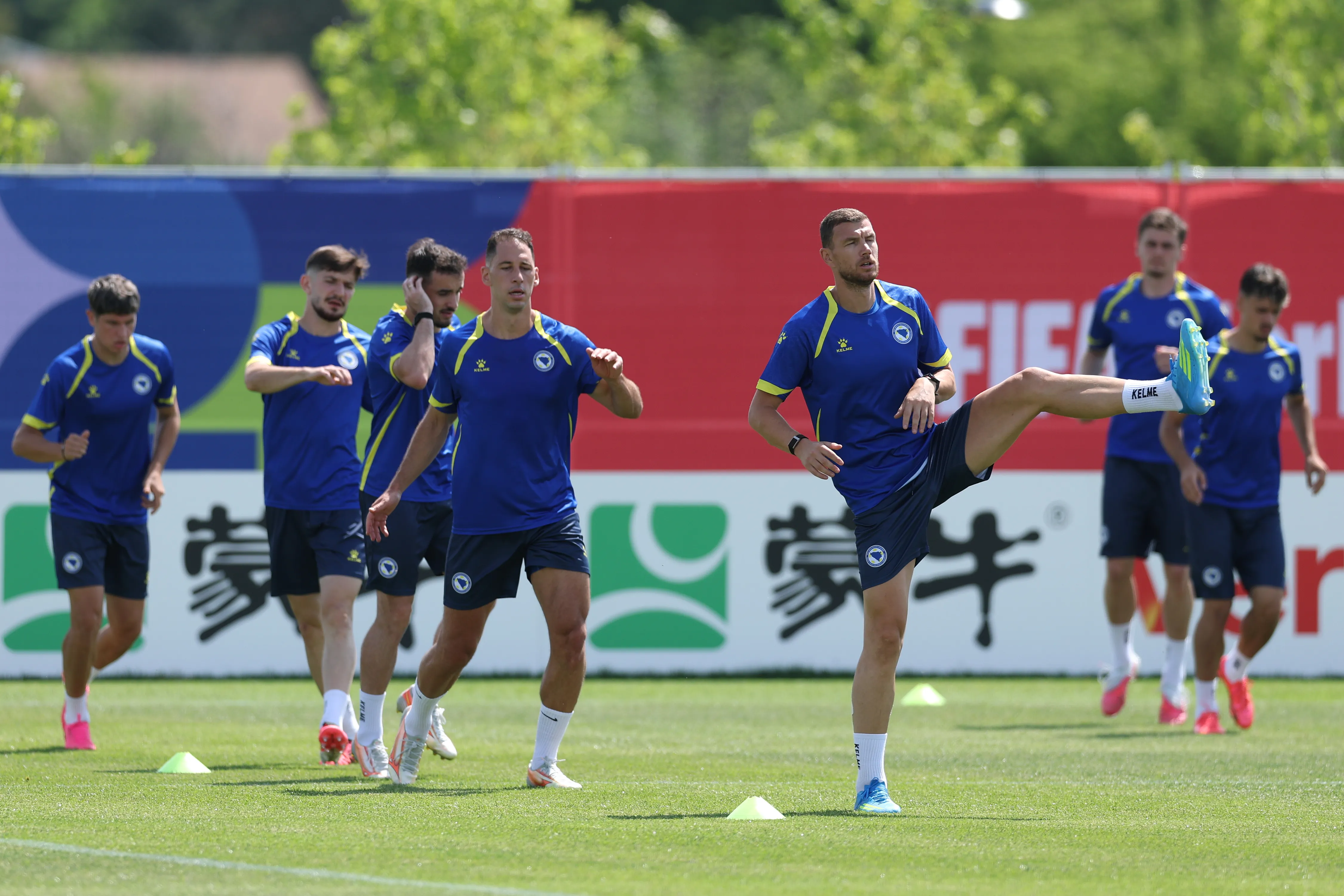 Dzeko treinando nesta quinta-feira (11). Foto: Michael Steele/Getty Images