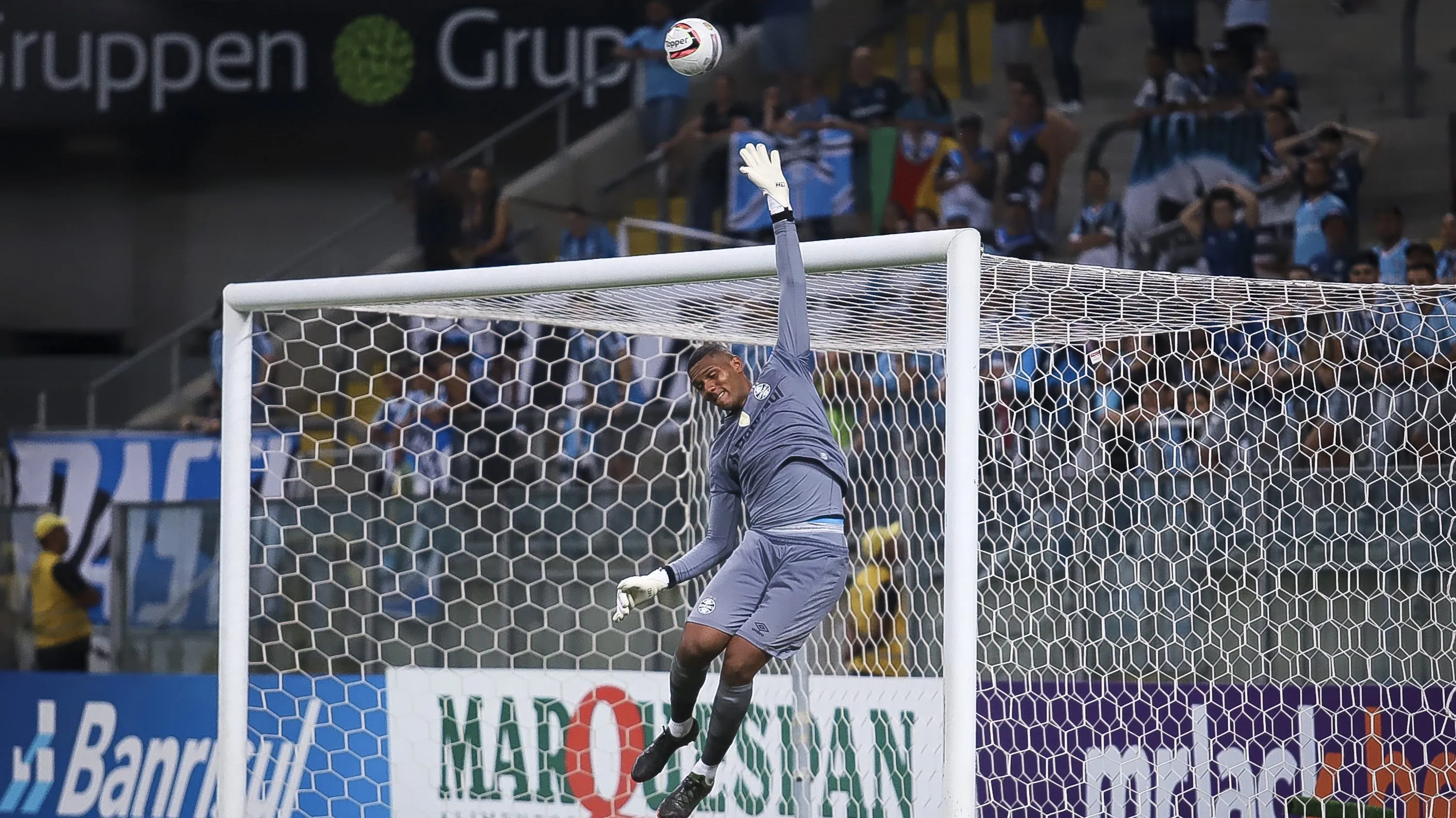 Adriel em ação pelo Grêmio – Foto: Fernando Alves/AGIF