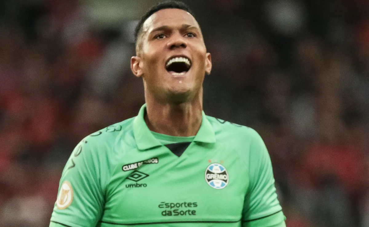 Grêmio tenta última cartada para valorizar Adriel em negociação no mercado