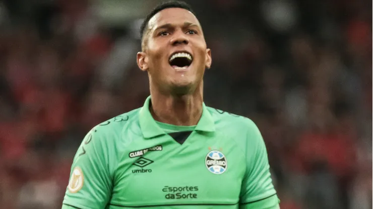 Adriel teve o fim de mais um empréstimo e agora o seu futuro é definido - Foto: Robson Mafra/AGIF