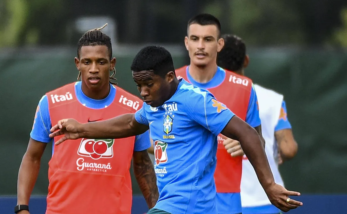 Ancelotti tem conversa com Endrick durante treinamentos na Seleção Brasileira