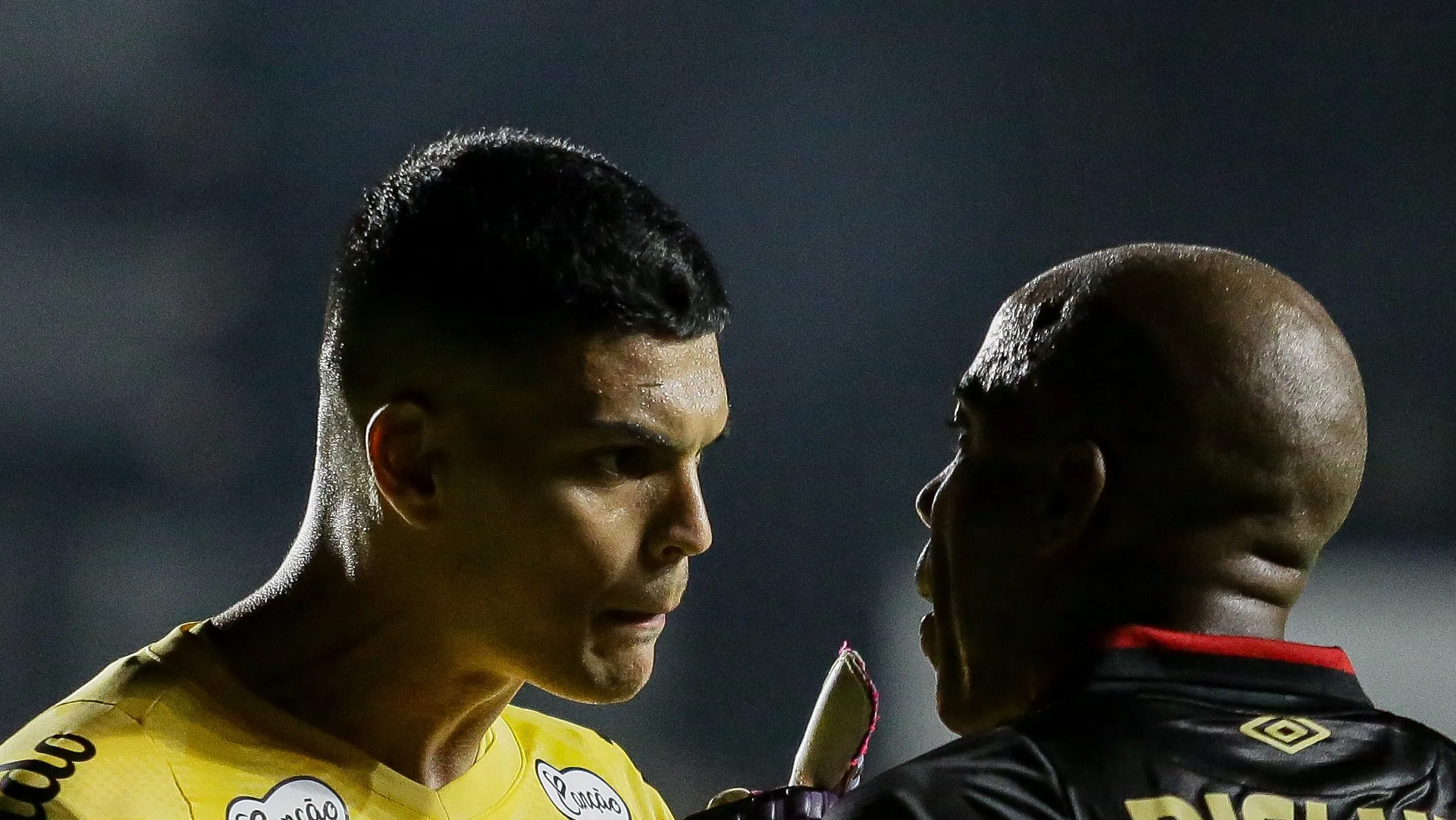 Foto: Rafael Vieira/AGIF – Gabriel B. discutindo com jogador do Sport em jogo na Vila Belmiro.
