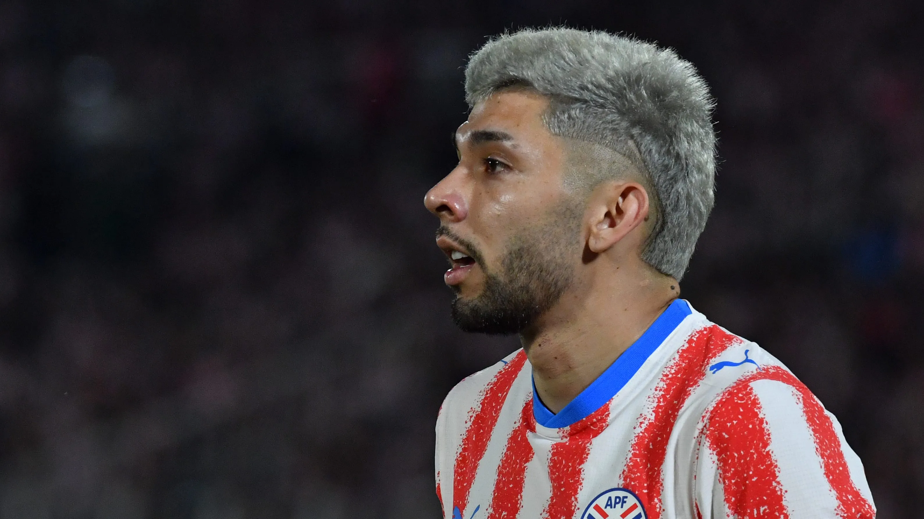 Foto: Christian Alvarenga /Getty Images – Julio Enciso durante jogo do Paraguai.
