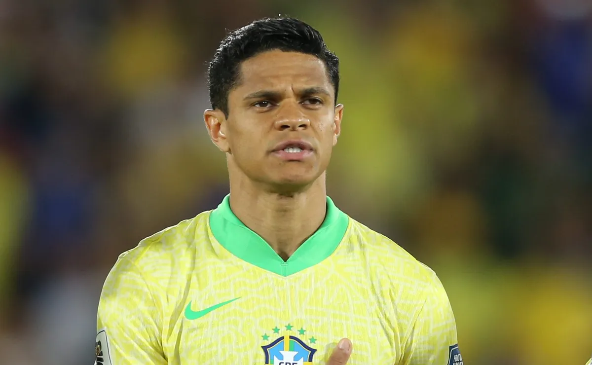 Douglas Santos compara fama na Seleção ao Flamengo e vira opção para reforçar lateral rubro-negra