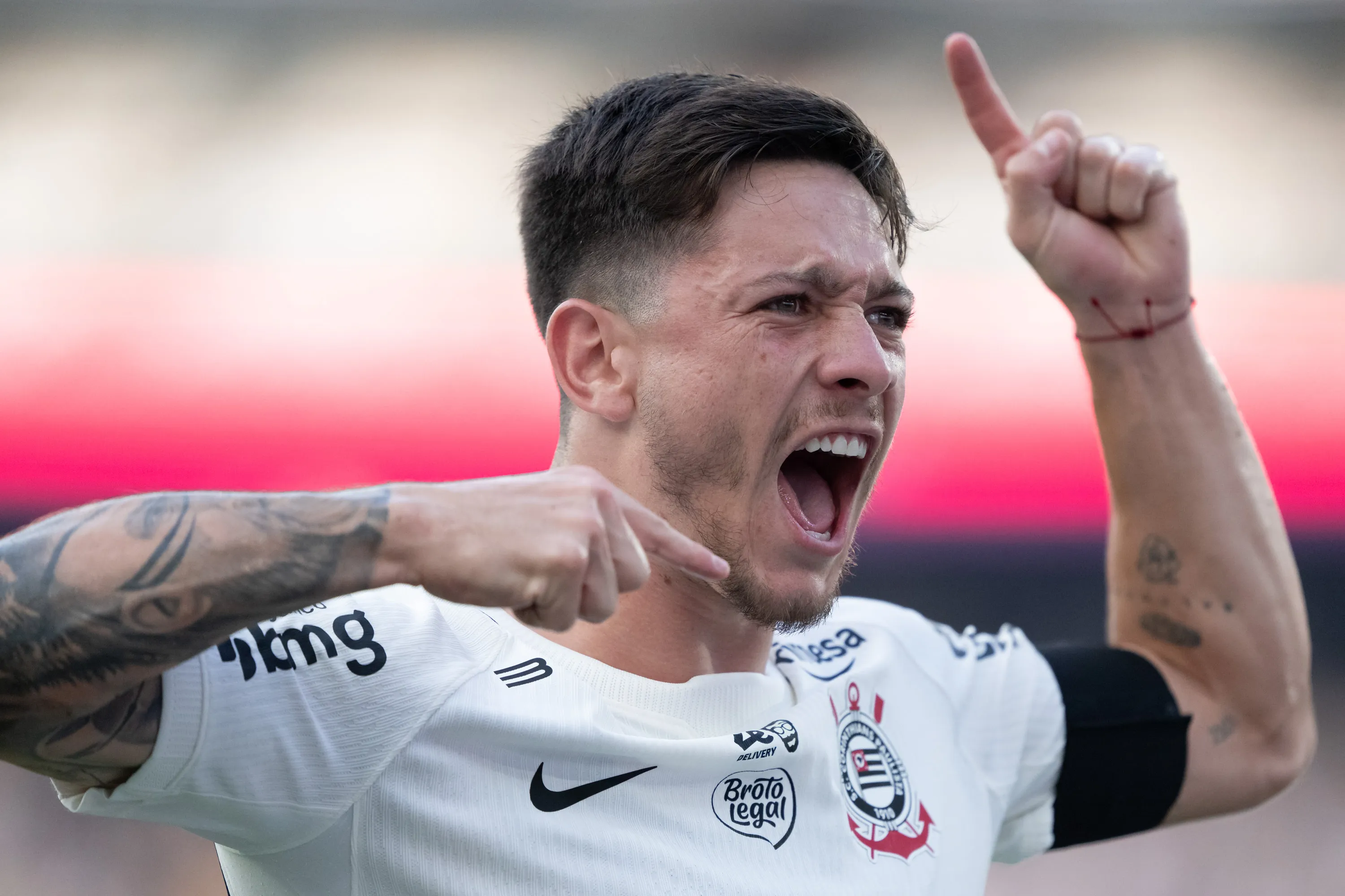 RJ – RIO DE JANEIRO – 17/05/2026 – BRASILEIRO A 2026, BOTAFOGO X CORINTHIANS – Garro jogador do Corinthians comemora seu gol durante partida contra o Botafogo no estadio Engenhao pelo campeonato Brasileiro A 2026. Foto: Jorge Rodrigues/AGIF