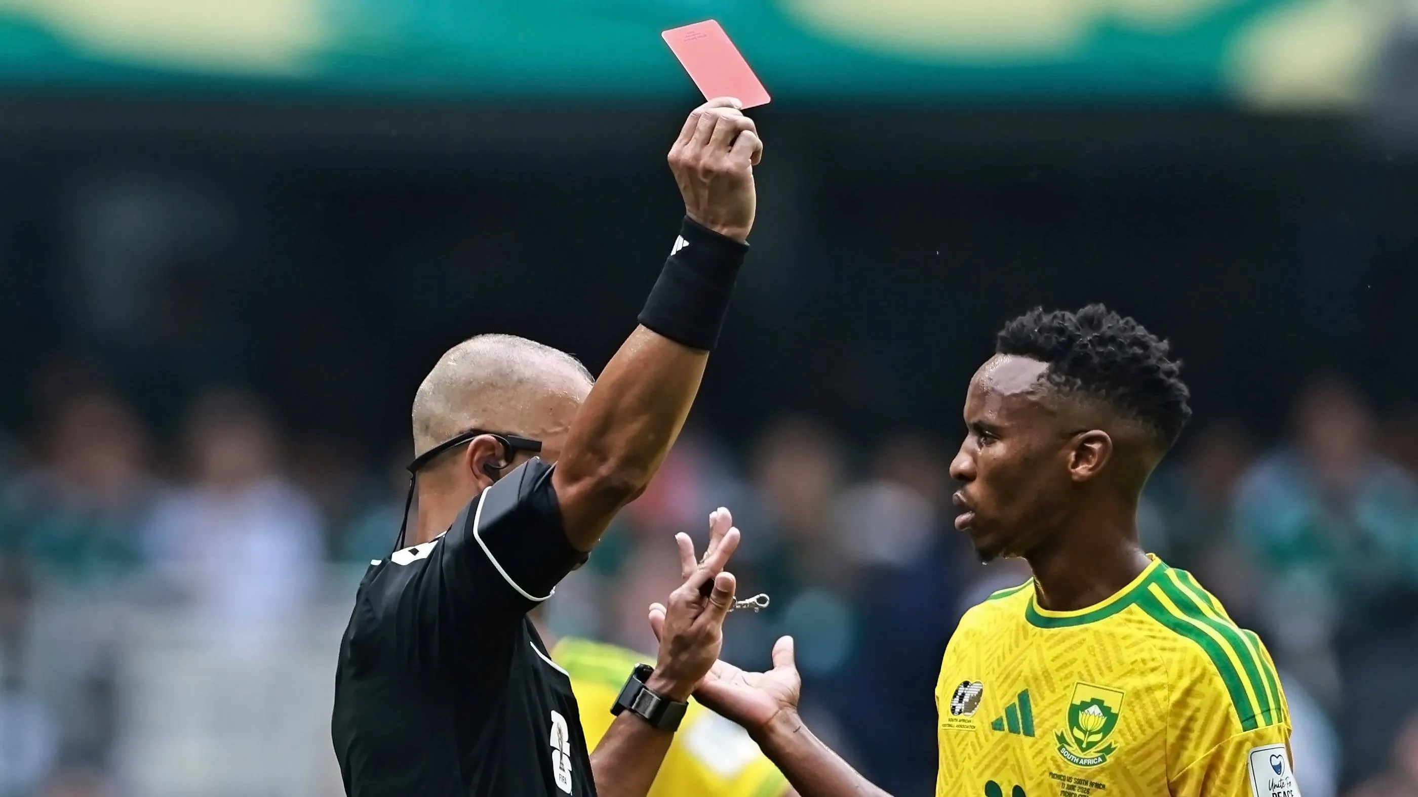 Wilton Pereira Sampaio expulsou três jogadores em estreia da Copa do Mundo – Foto: IMAGO / Action Plus