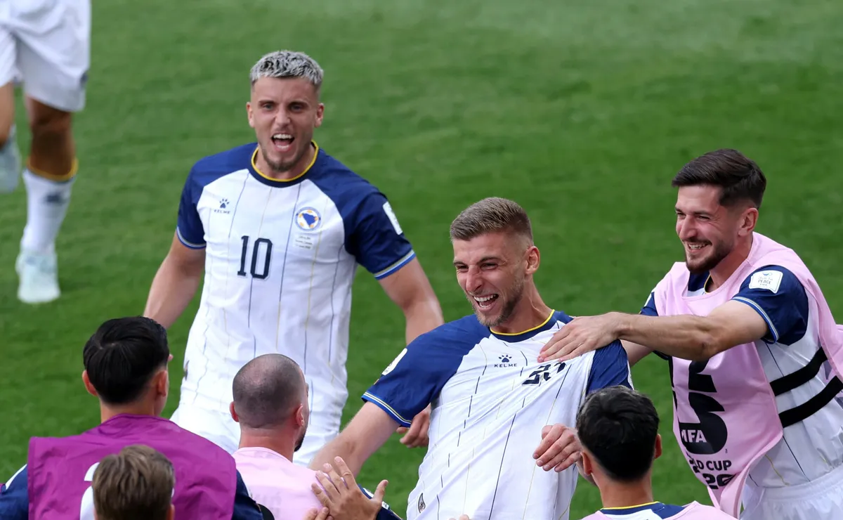 Torcedora da Bósnia se emociona com 1º gol da seleção na Copa do Mundo e viraliza na web