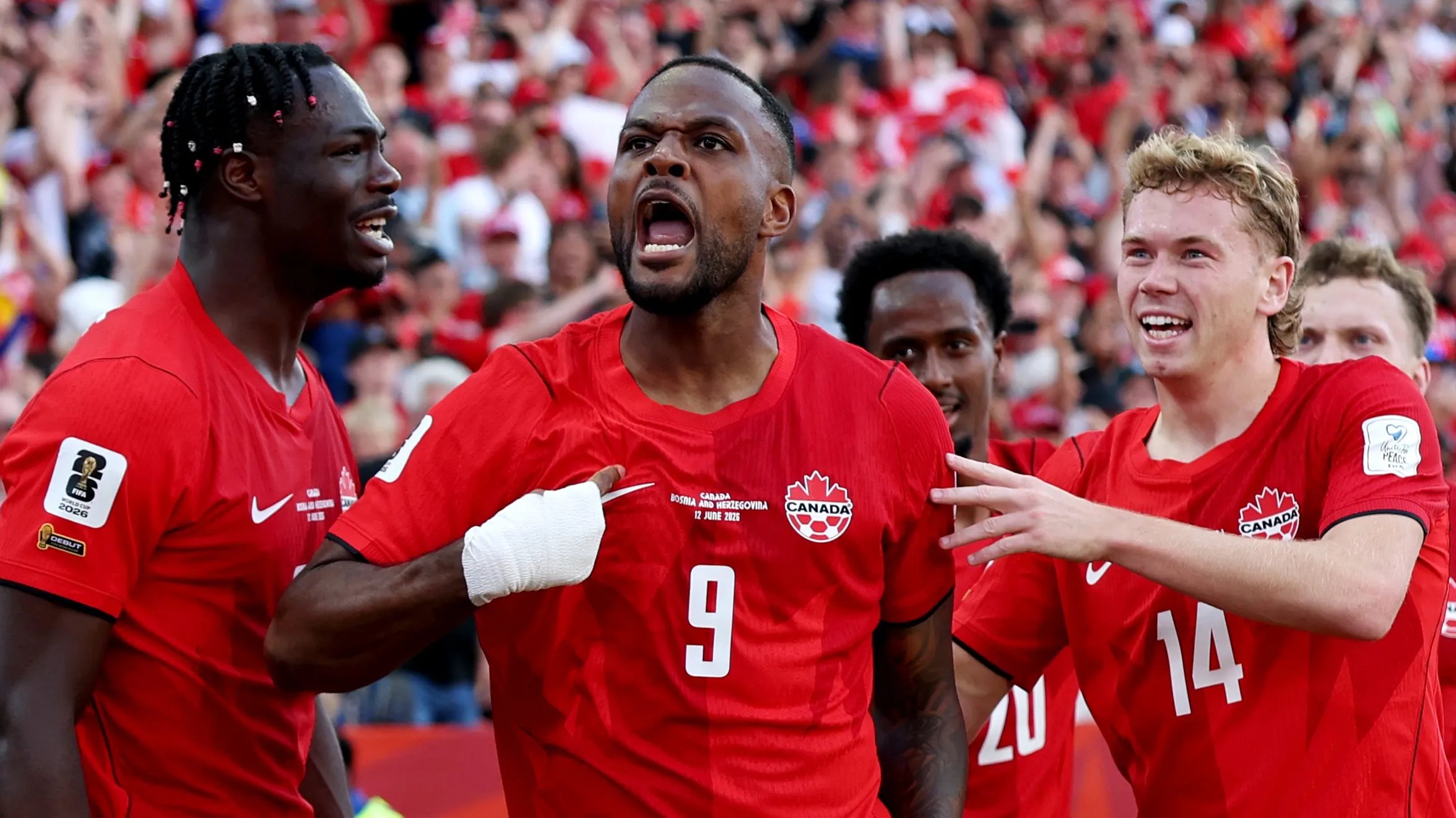 Cyle Larin marcou o gol de empate do Canadá contra a Bósnia em estreia na Copa do Mundo – Foto: Charlotte Wilson/Getty Images